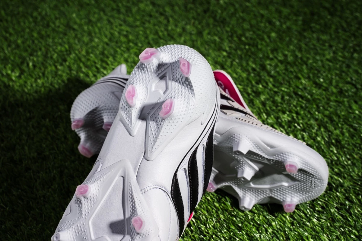 post card post-adidas-predator-precision-suelas en tamaño grande.webp